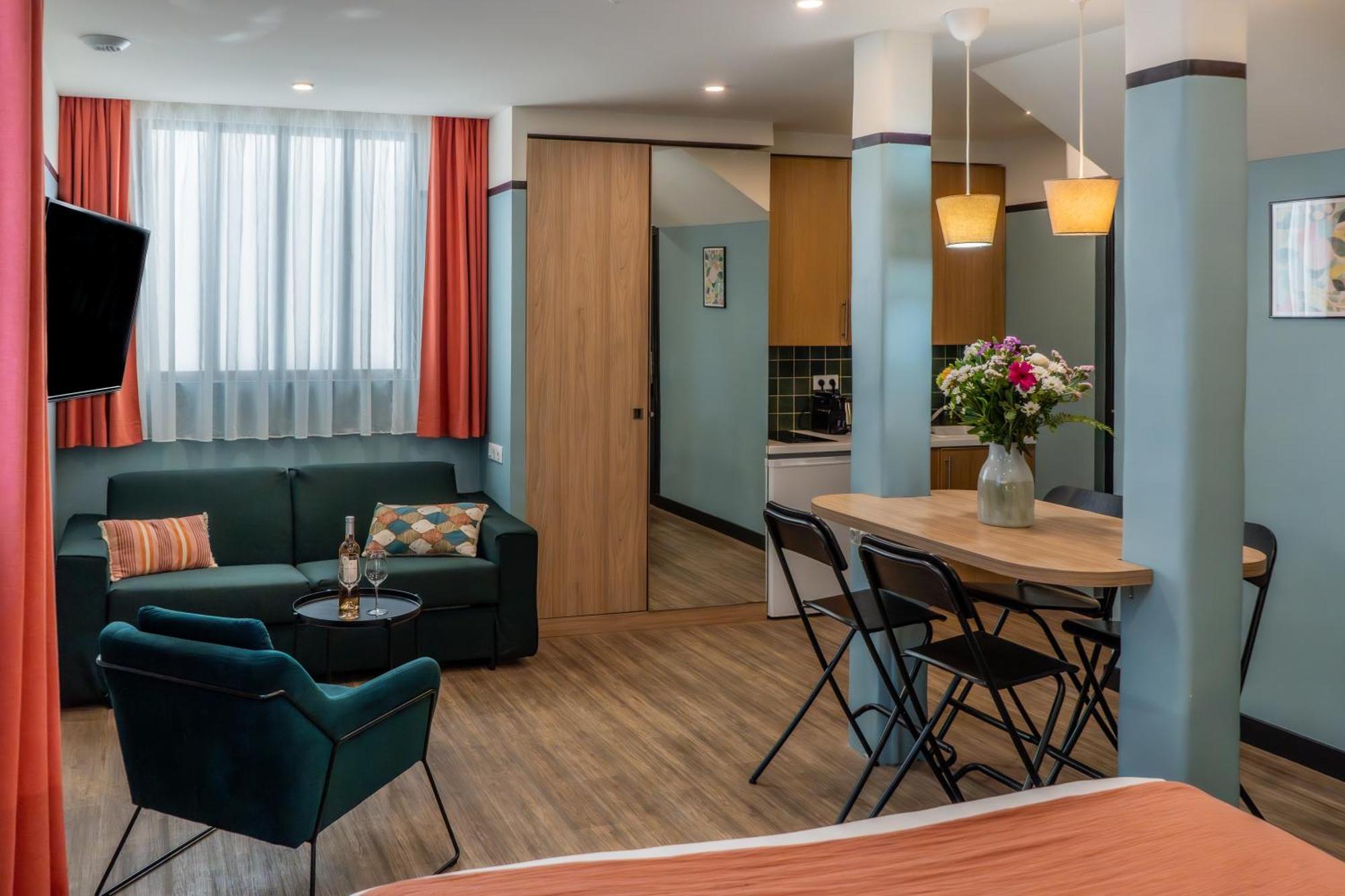 Hotel De France, Un Ammi